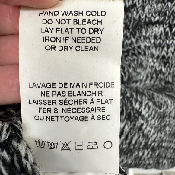 V-neck pullover size Small - Picture 3 of 3